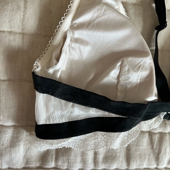 Victoria’s Secret White Chantilly Lace Front Close Triangle Bralette Size Medium - Picture 11 of 15